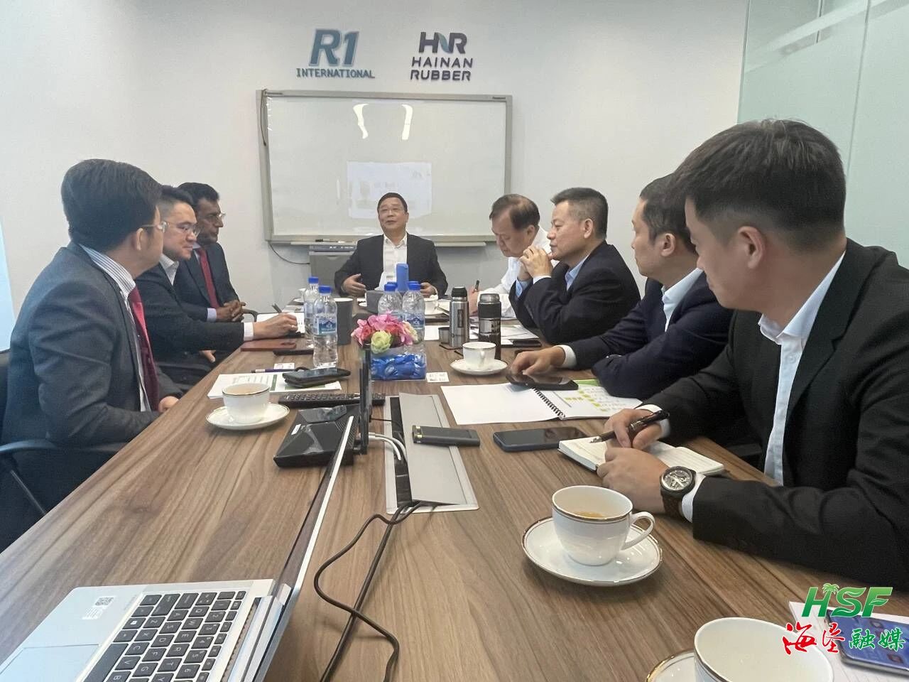 包洪文一行与R1公司座谈交流。。